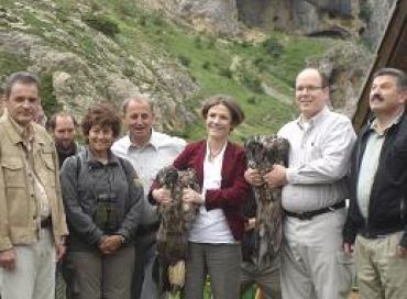 SAS Albert II de Monaco et Chantal Jouanno, secrétaire d'Etat à l'Ecologie, lors d'un lâcher de gypaètes barbus