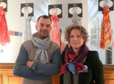 Des foulards pour la promotion des artistes vivants 