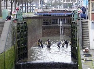 Nettoyage du canal Saint-Martin : une pêche de sauvegarde