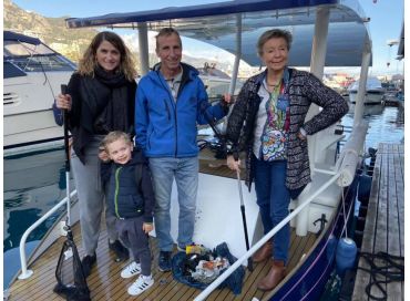 Ramassage des déchets en mer sur un bateau solaire...